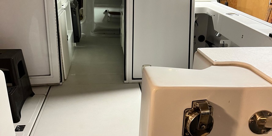 Glacier bay isle runner blue hull 2670