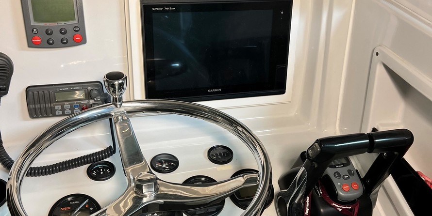 Glacier bay isle runner blue hull 2670