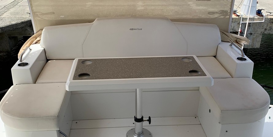 Cruisers Yachts 48 Cantius