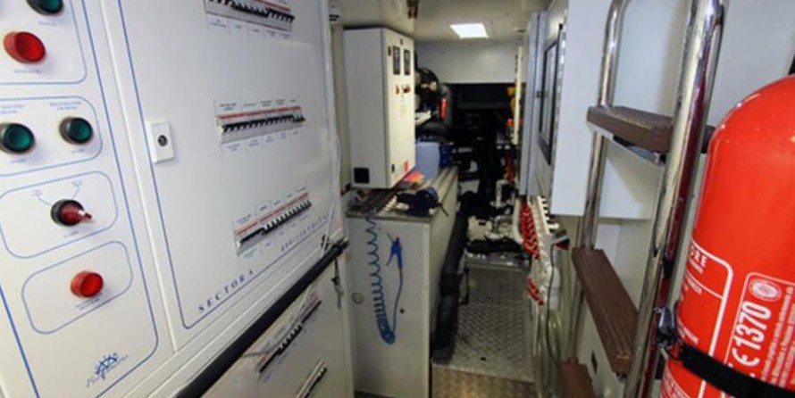 Custom Line Navetta 33