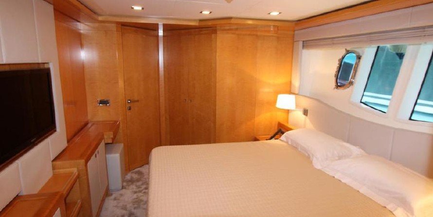 Custom Line Navetta 33