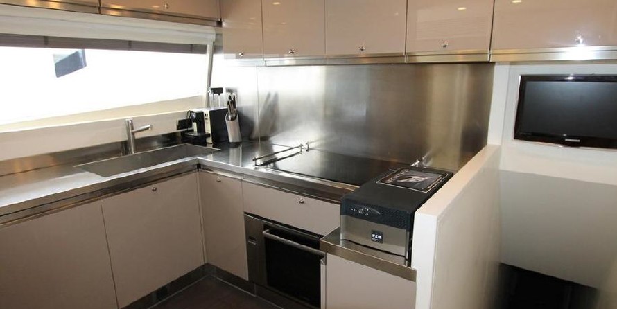 Custom Line Navetta 33