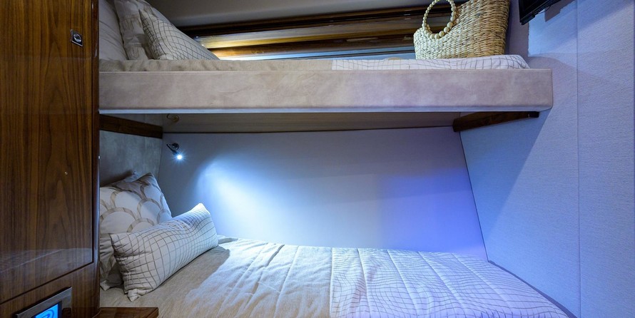 Riviera 5400 Sport Yacht