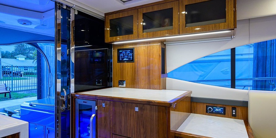 Riviera 5400 Sport Yacht