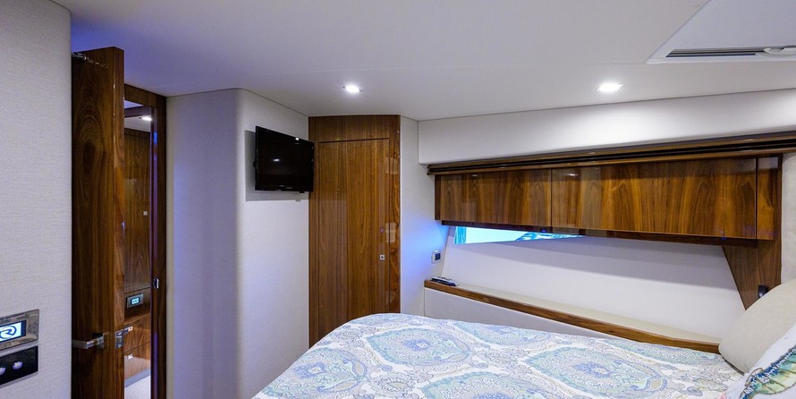 Riviera 5400 Sport Yacht