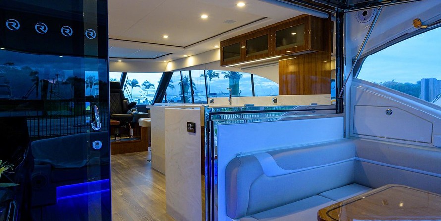 Riviera 5400 Sport Yacht