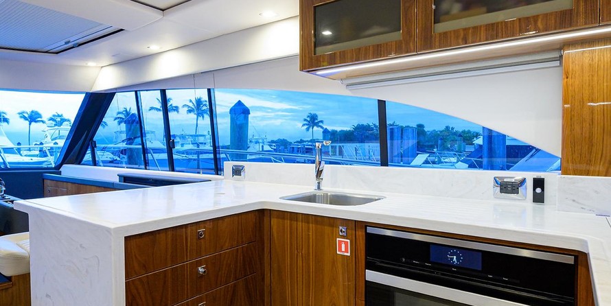 Riviera 5400 Sport Yacht