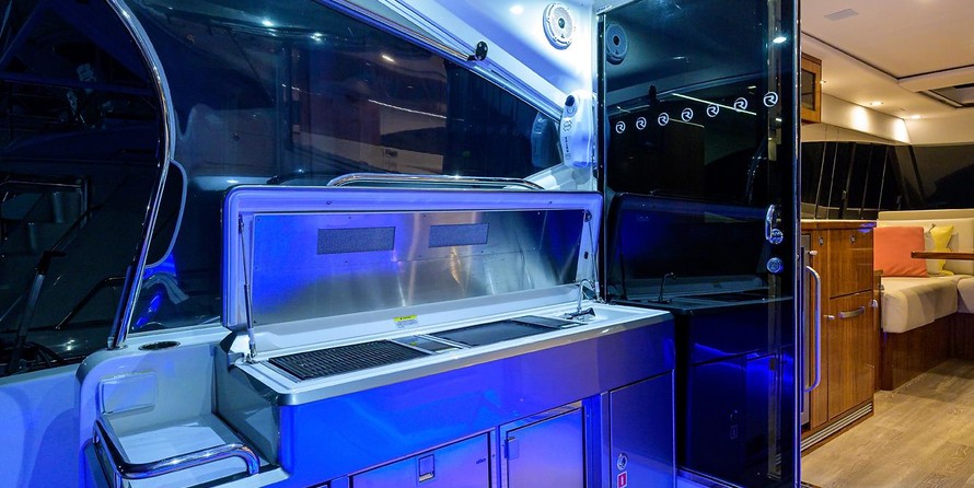 Riviera 5400 Sport Yacht