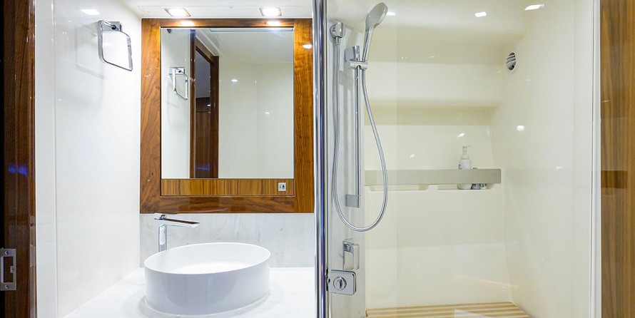 Riviera 5400 Sport Yacht