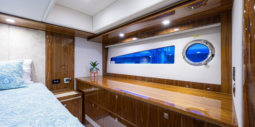 Riviera 5400 Sport Yacht