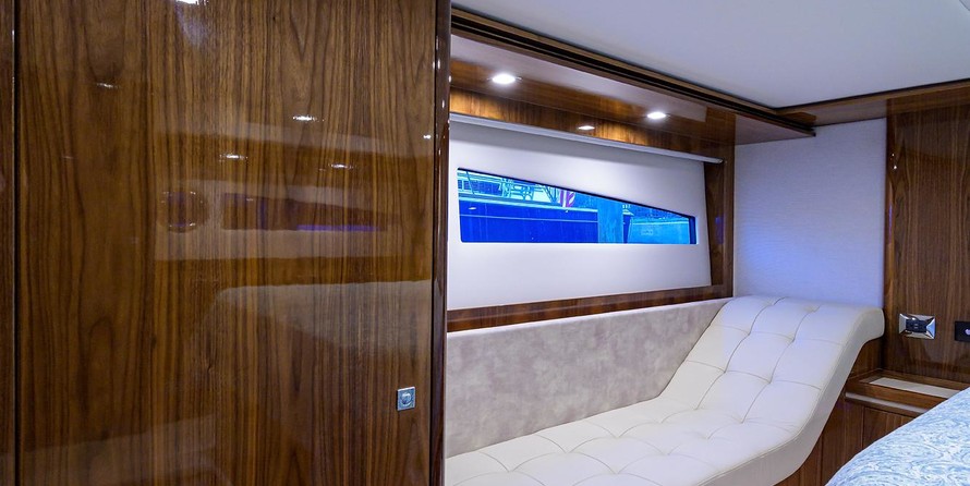 Riviera 5400 Sport Yacht
