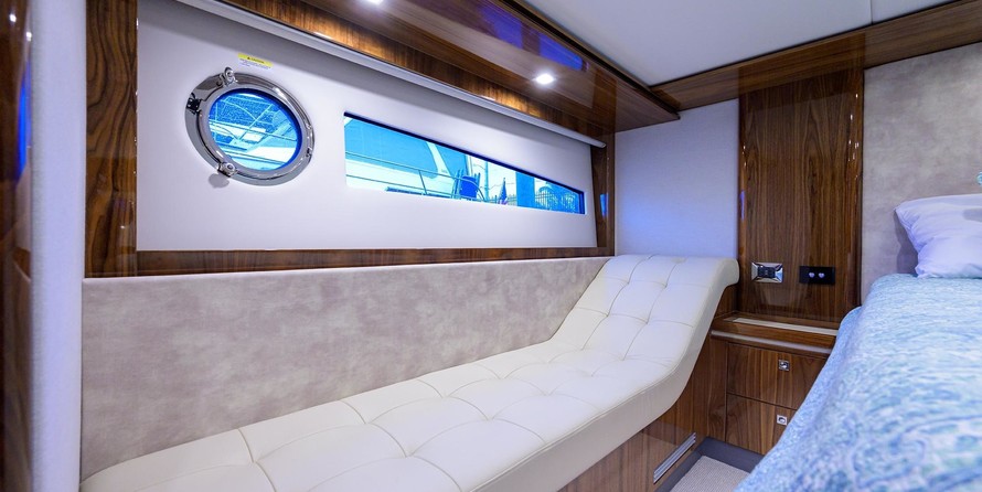 Riviera 5400 Sport Yacht