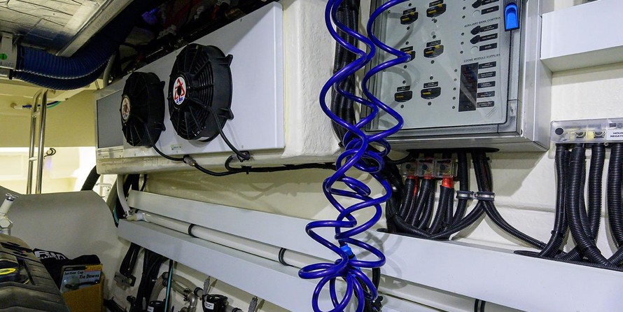 Riviera 5400 Sport Yacht