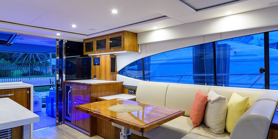 Riviera 5400 Sport Yacht