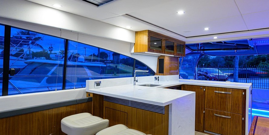 Riviera 5400 Sport Yacht