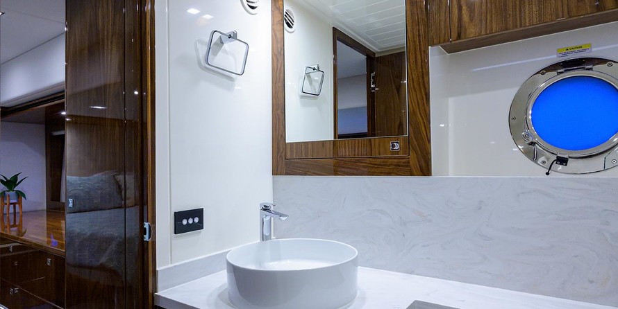 Riviera 5400 Sport Yacht