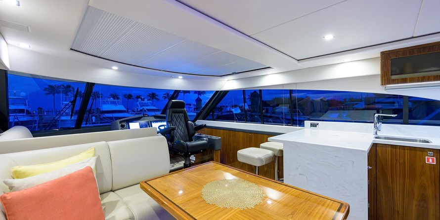 Riviera 5400 Sport Yacht