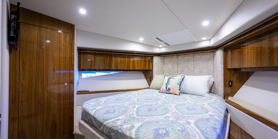 Riviera 5400 Sport Yacht