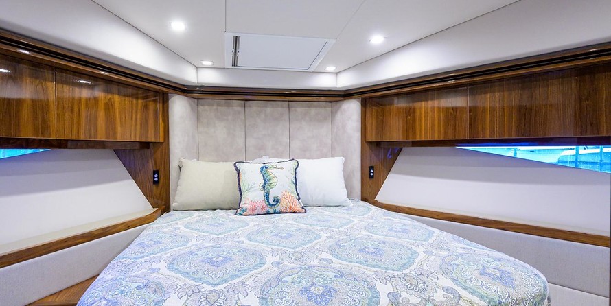 Riviera 5400 Sport Yacht