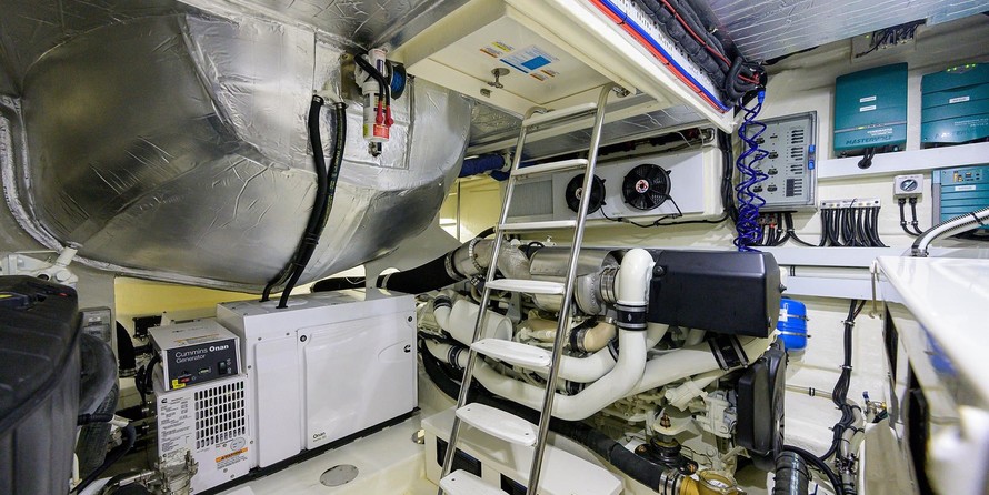 Riviera 5400 Sport Yacht