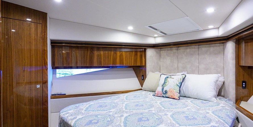 Riviera 5400 Sport Yacht