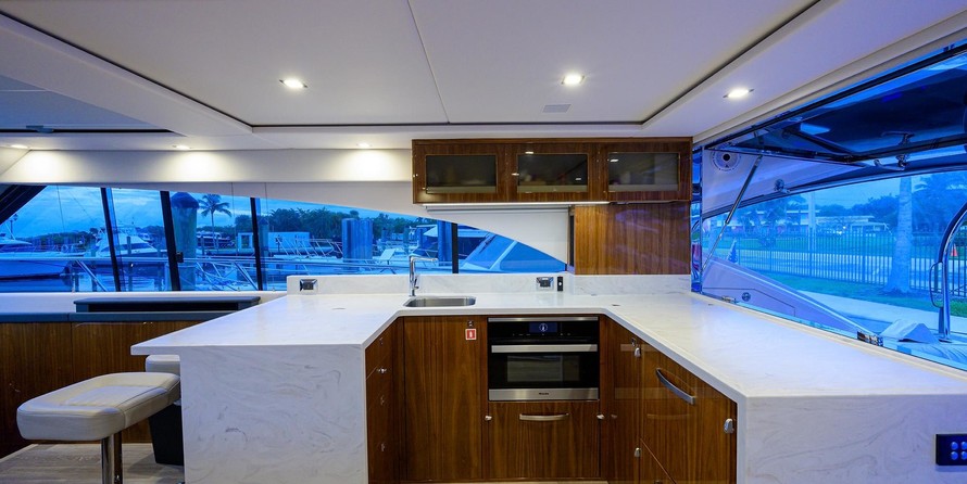 Riviera 5400 Sport Yacht