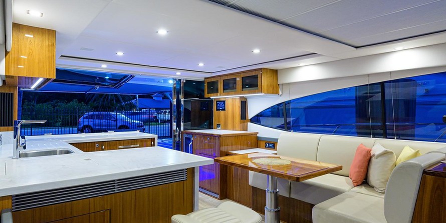 Riviera 5400 Sport Yacht