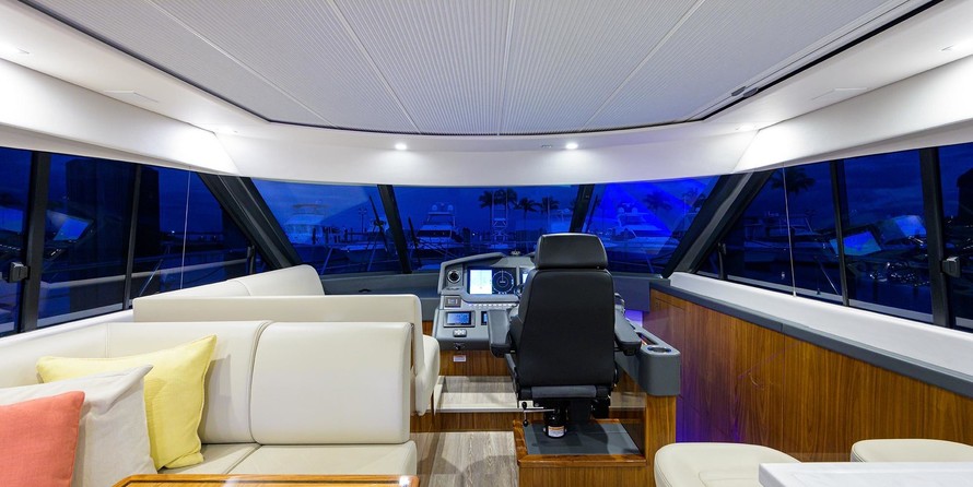 Riviera 5400 Sport Yacht