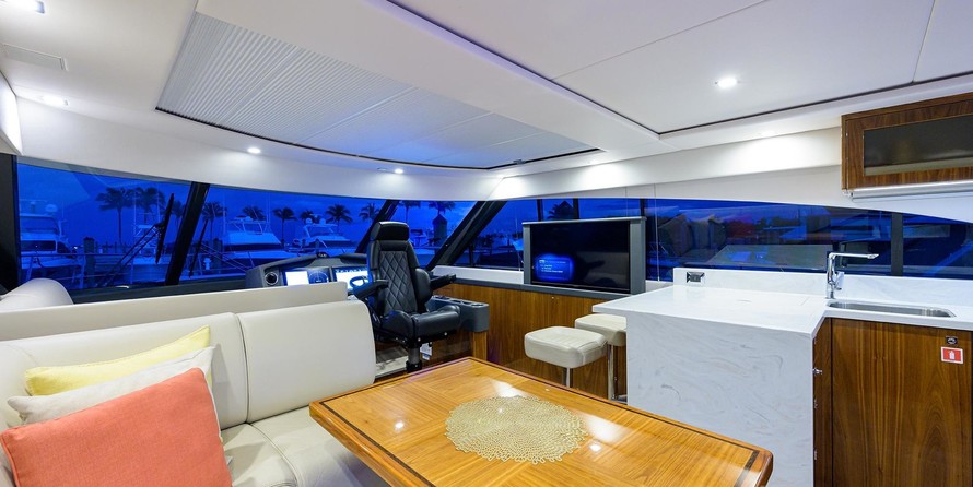 Riviera 5400 Sport Yacht