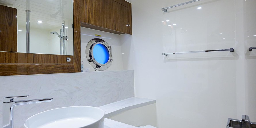 Riviera 5400 Sport Yacht