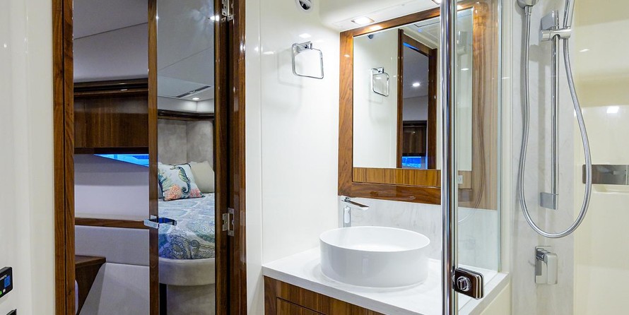 Riviera 5400 Sport Yacht