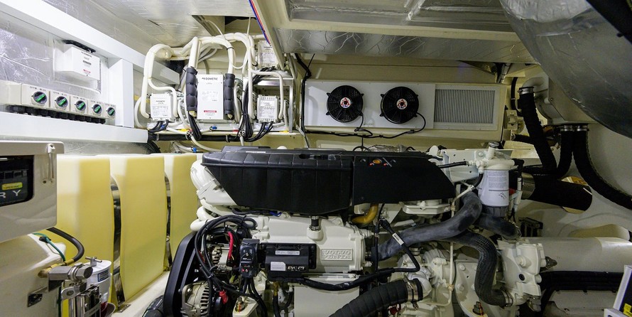 Riviera 5400 Sport Yacht