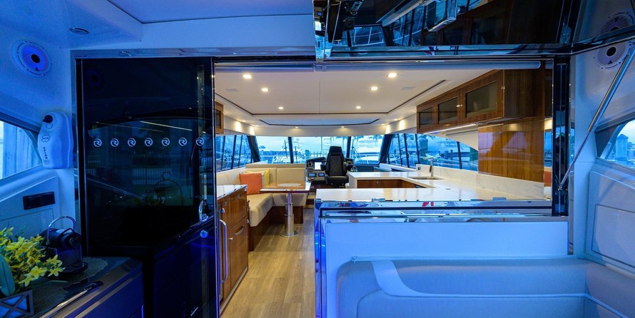 Riviera 5400 Sport Yacht