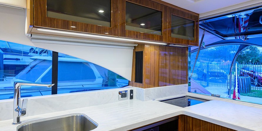 Riviera 5400 Sport Yacht