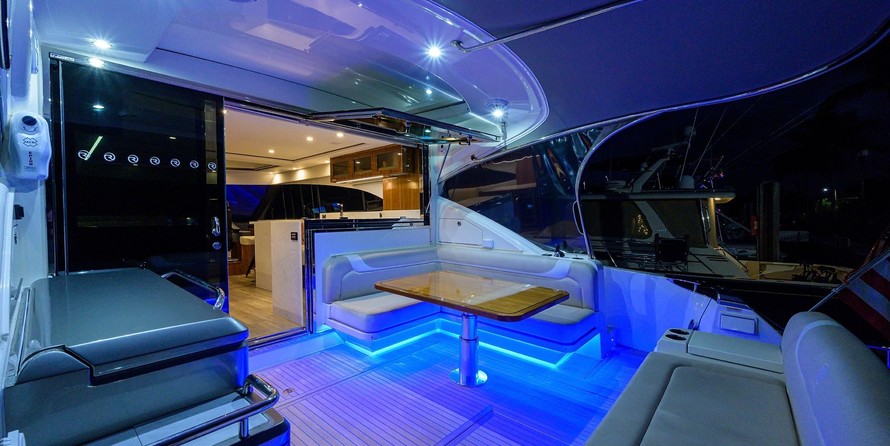 Riviera 5400 Sport Yacht