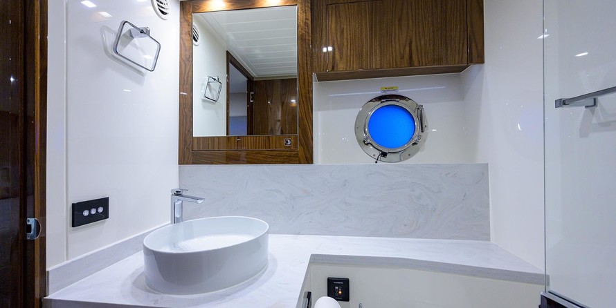 Riviera 5400 Sport Yacht