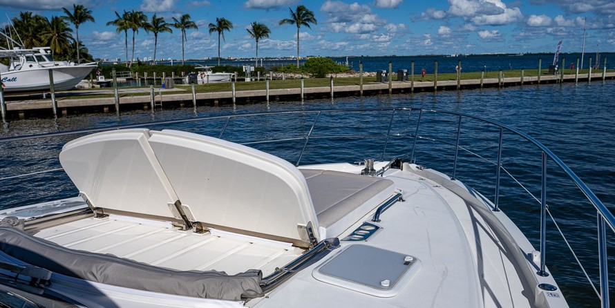 Riviera 5400 Sport Yacht