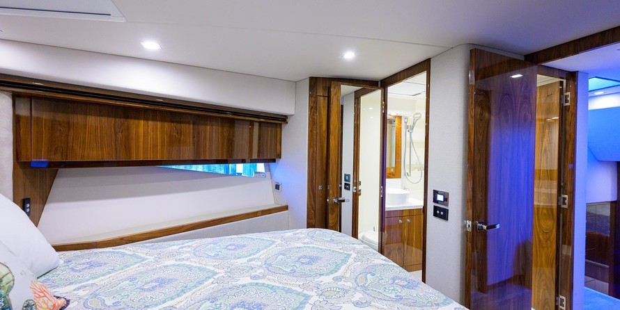 Riviera 5400 Sport Yacht