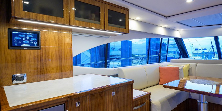 Riviera 5400 Sport Yacht