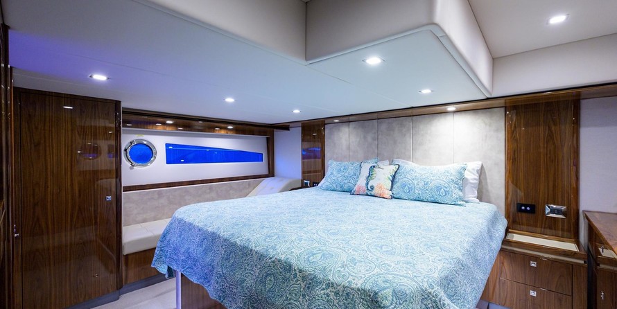 Riviera 5400 Sport Yacht