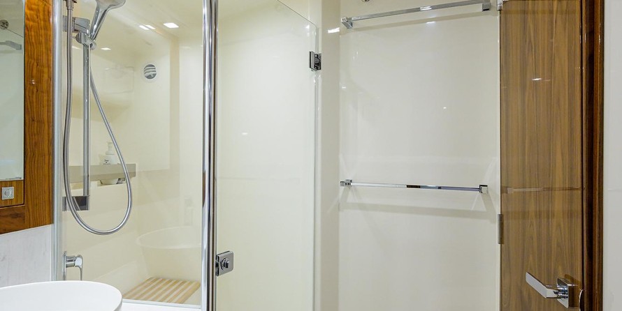 Riviera 5400 Sport Yacht