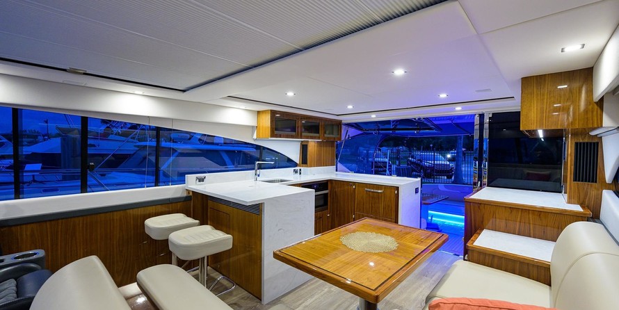 Riviera 5400 Sport Yacht