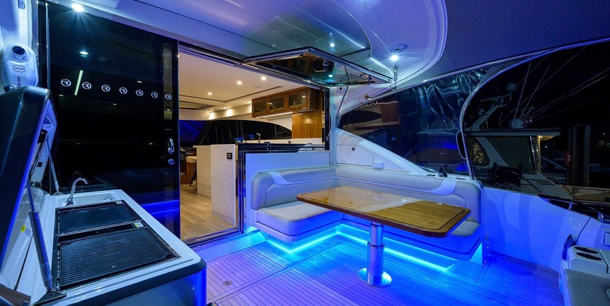 Riviera 5400 Sport Yacht