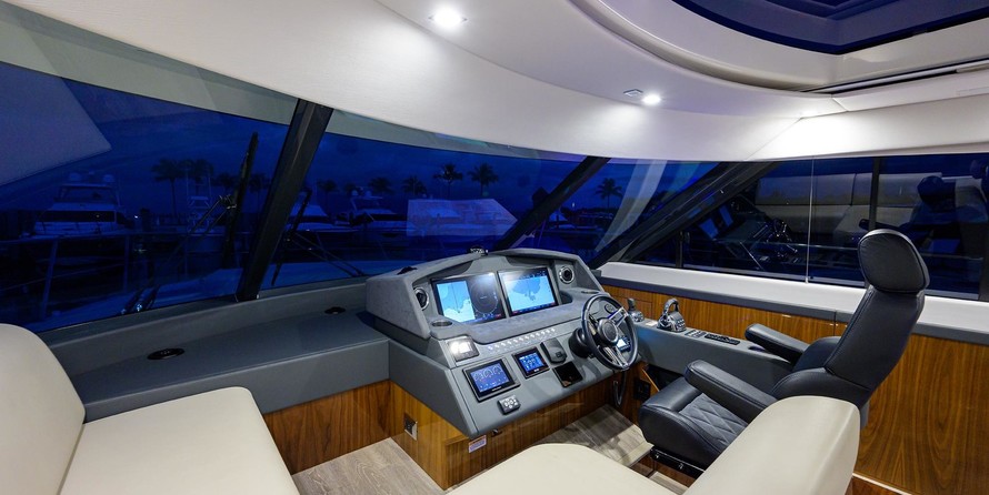 Riviera 5400 Sport Yacht