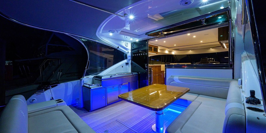 Riviera 5400 Sport Yacht
