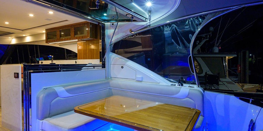Riviera 5400 Sport Yacht