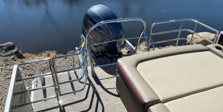 60 x 16 tri-toon passenger vessel