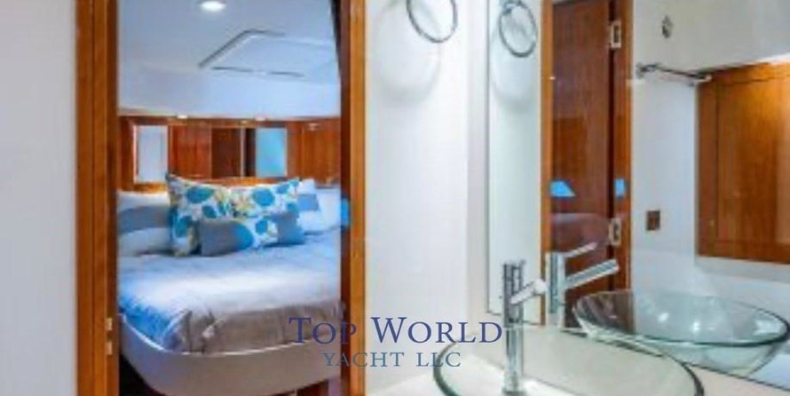 Riviera 5000 Sport Yacht