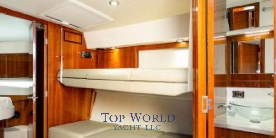 Riviera 5000 Sport Yacht