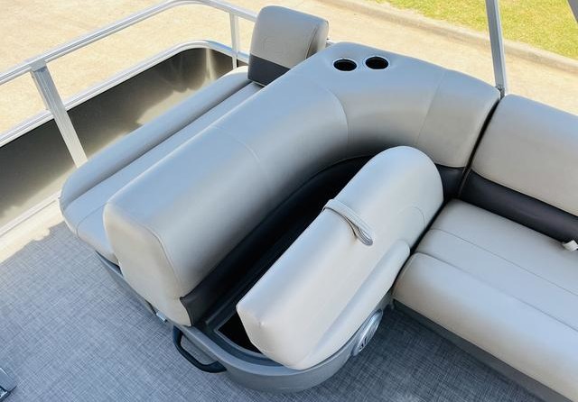 Sun Tracker Party Barge 18 DLX